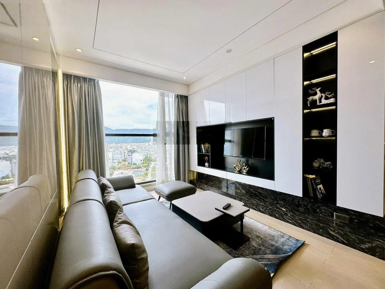 Sập Hầm ! Bán Căn Hộ Biển Cao Cấp 2 phòng ngủ view biển 100m2 Four Points - Võ Nguyên Giáp, Đà Nẵng