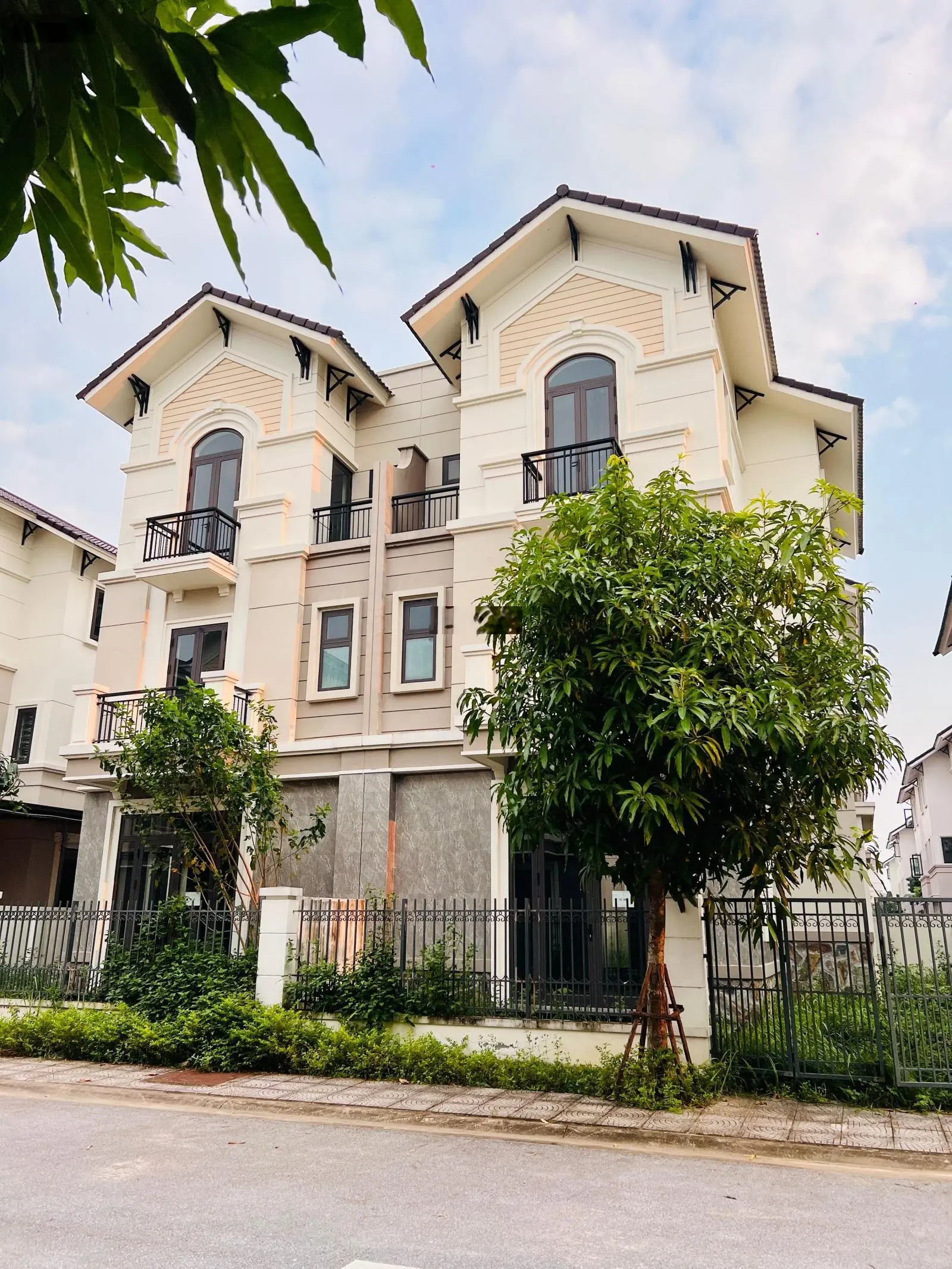 Bán nhanh biệt thự 135m2 Centa City VSIP giá rẻ hơn 100tr