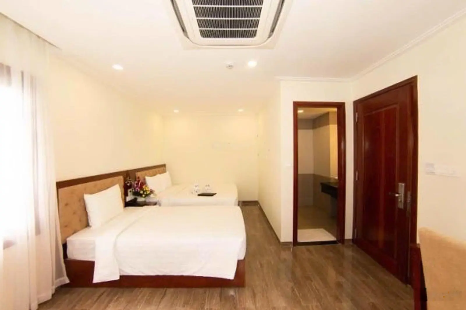 Cần bán khách sạn 7 tầng khu Quân Trấn (khu phố Tây sầm uất) - Giá chỉ 17tỷ (thương lượng)