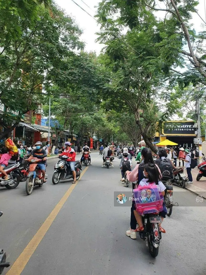 Bán 2 căn nhà ngang 10m, cụm trường học Cấp 1,2 Dĩ An.