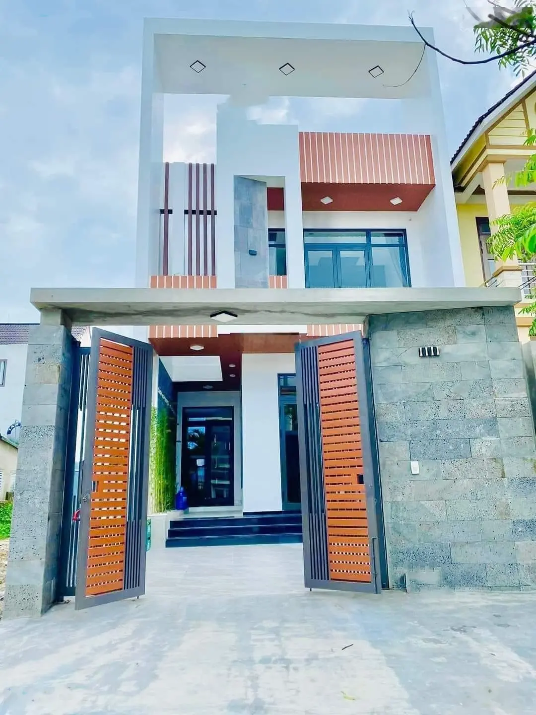 Nhà đẹp mới xây đ.hoàng phan thái ngay chợ bình chánh dt 96m2 giá chỉ 1ty7 shr gần ra quốc lộ 800m