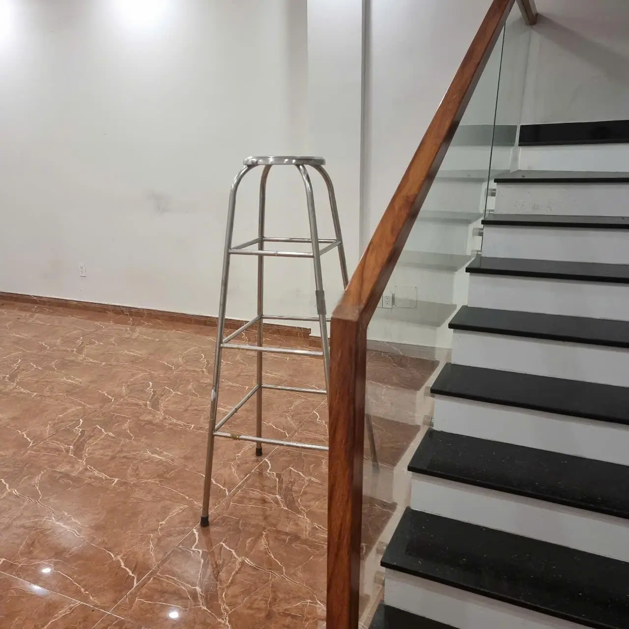 Bán căn nhà 4 tầng sau Vincom 550 Dĩ An cho nhà đầu tư