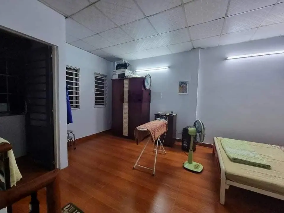 Nhà Mặt tiền nhựa, đối diện công viên,sổ hồng sẵn
