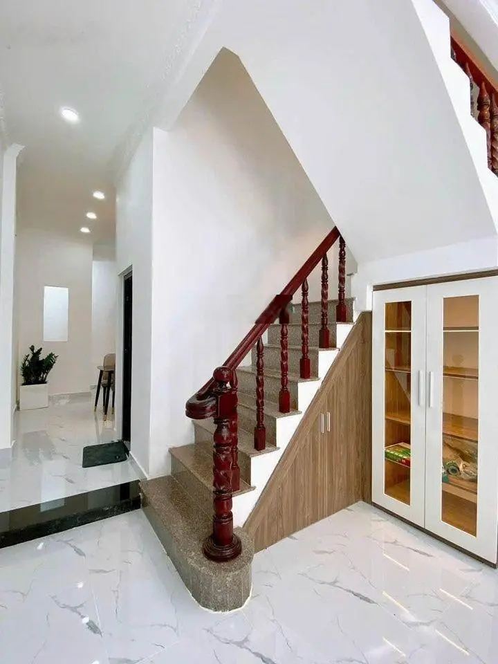 Cần bán gấp nhà Quận 12 giáp Gò Vấp, hẻm ô tô quay đầu, giá 2,6 tỷ (2 lầu + 3PN, nhà mới)