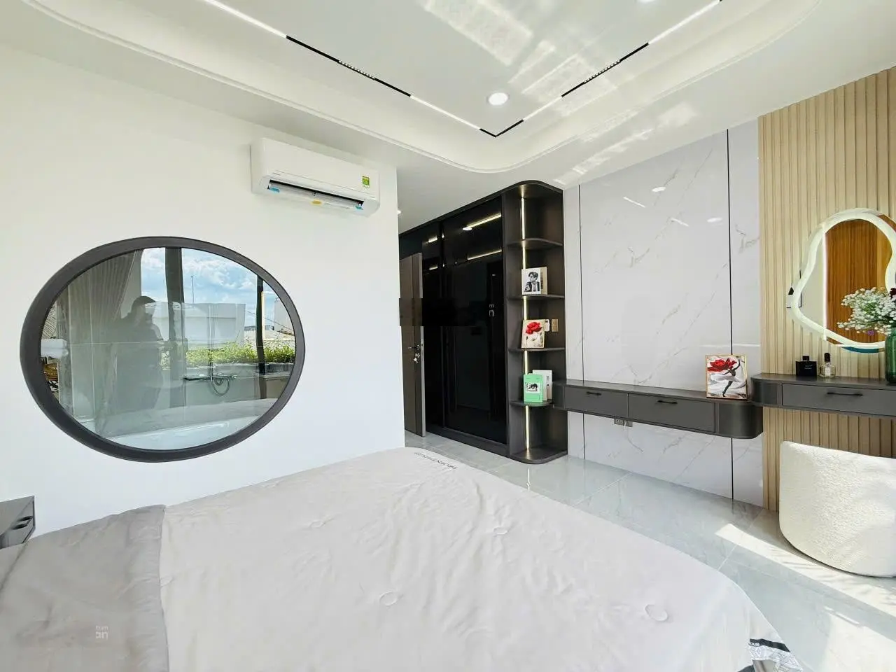 Bán nhà đẹp 1 sẹc thẳng, sát mặt tiền Đ. Nguyễn Tư Giản, 3PN, phòng thờ, 5WC, trệt lửng 2 lầu, P.12