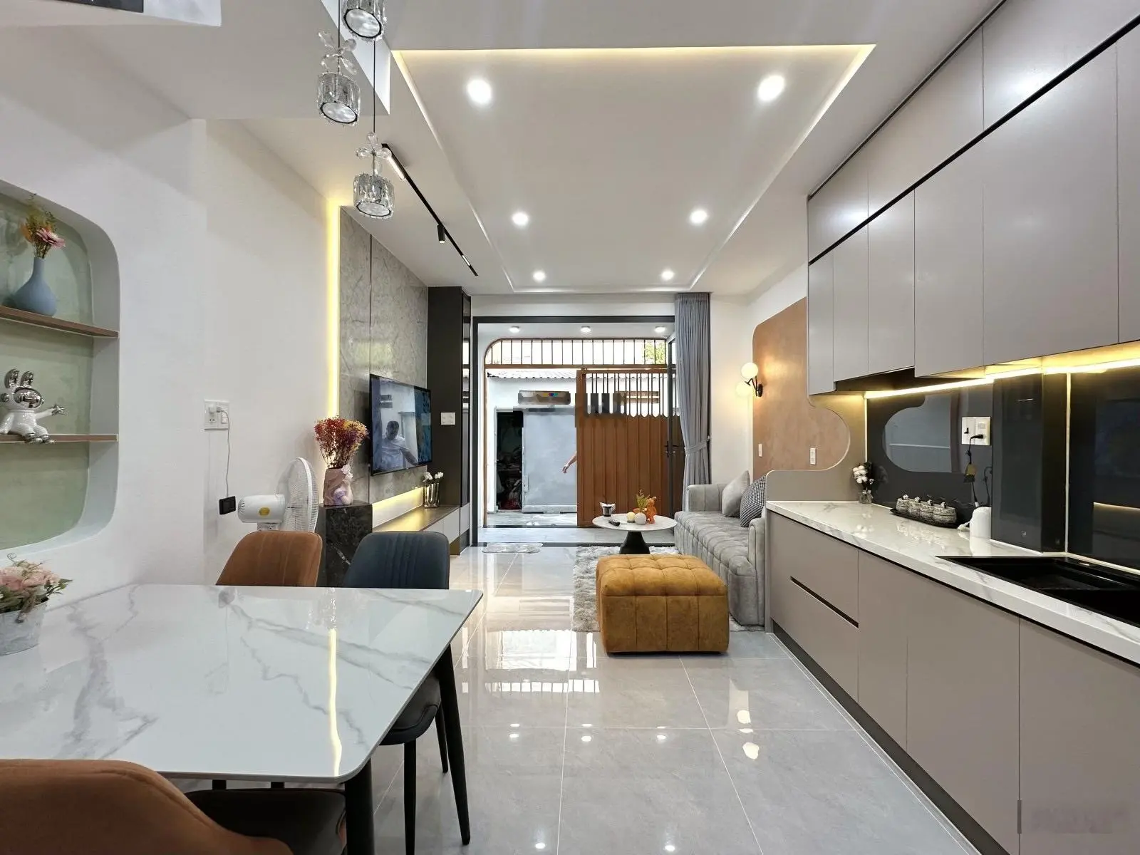 Bán nhà tặng full nội thất trên đường Nguyễn Văn Đậu, phường 11, Bình Thạnh.