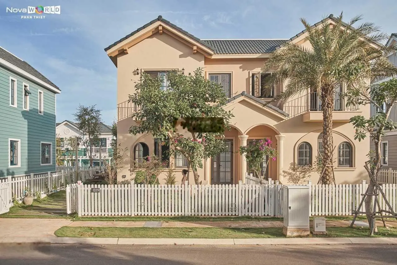 Bán căn villa Novaworld Phan Thiết 8x20m mẫu nhà màu vàng nhiều khách thích giá 4,5 tỷ
