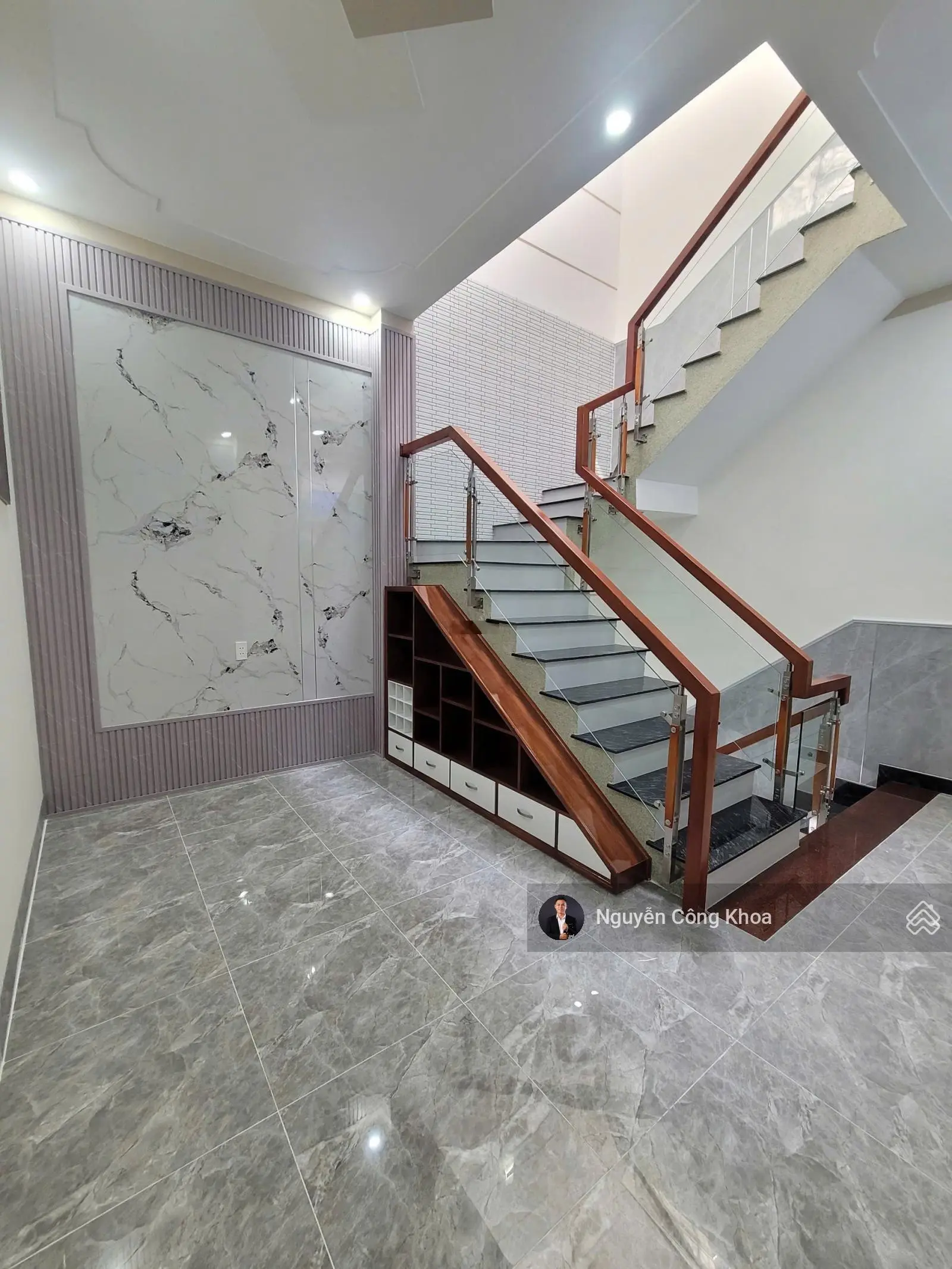 Bán nhà đúc 3 tấm tân cổ điển, sân ô tô, 3 phòng ngủ, 4WC, KDC gần TTYT P. Tân Đông Hiệp, Dĩ An