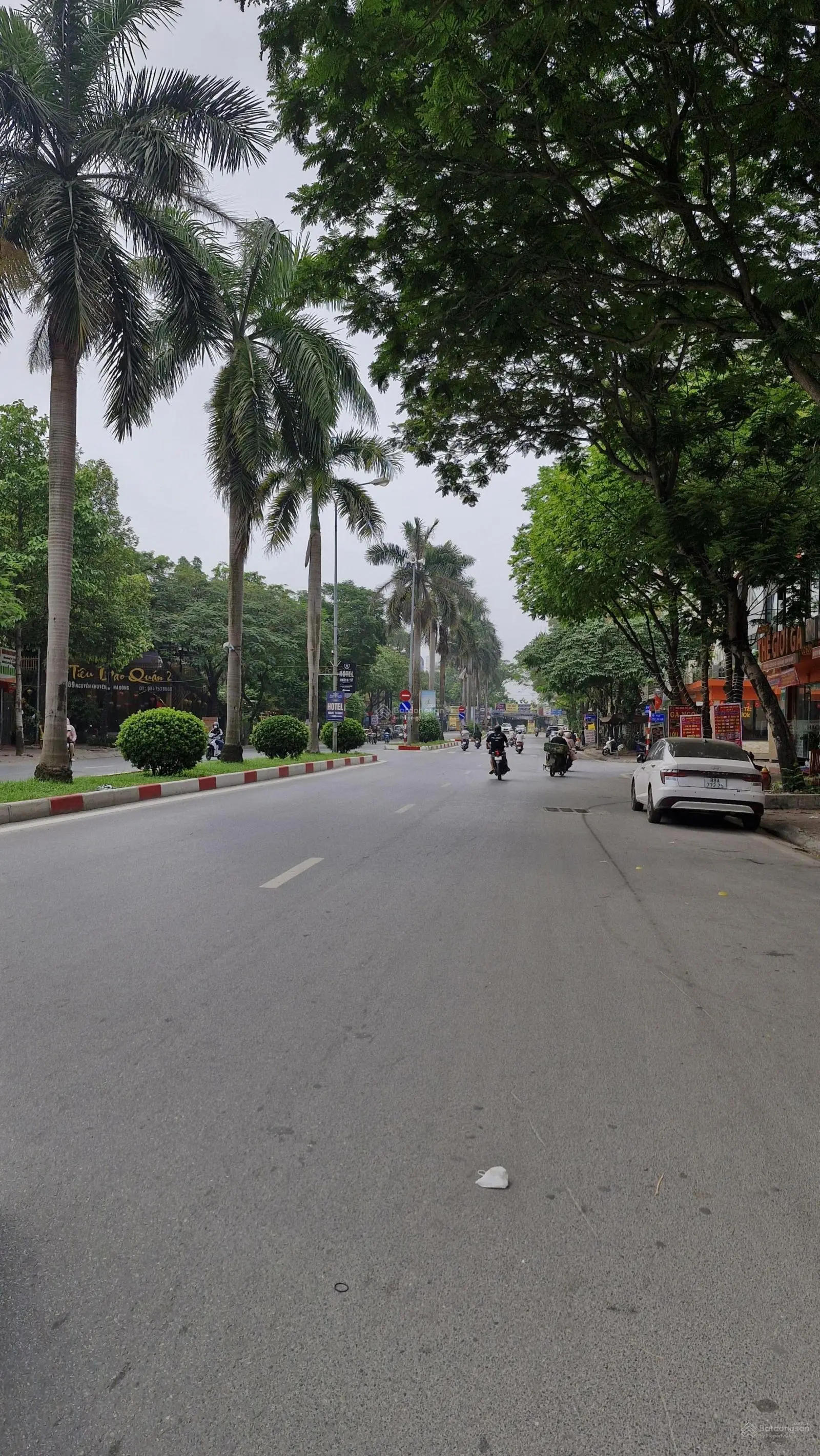 Mặt phố Nguyễn Khuyến- kinh doanh. DT: 55m2* 5Tầng* mặt tiền 4.2m. Vị trí kinh doanh- văn phòng.