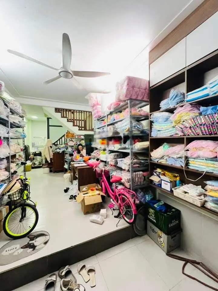 Hoa bằng - cầu giấy 8.9 tỷ , diện tích 32m2 - ngõ rộng ,3 bước ra chợ, oto đứng trước cửa.