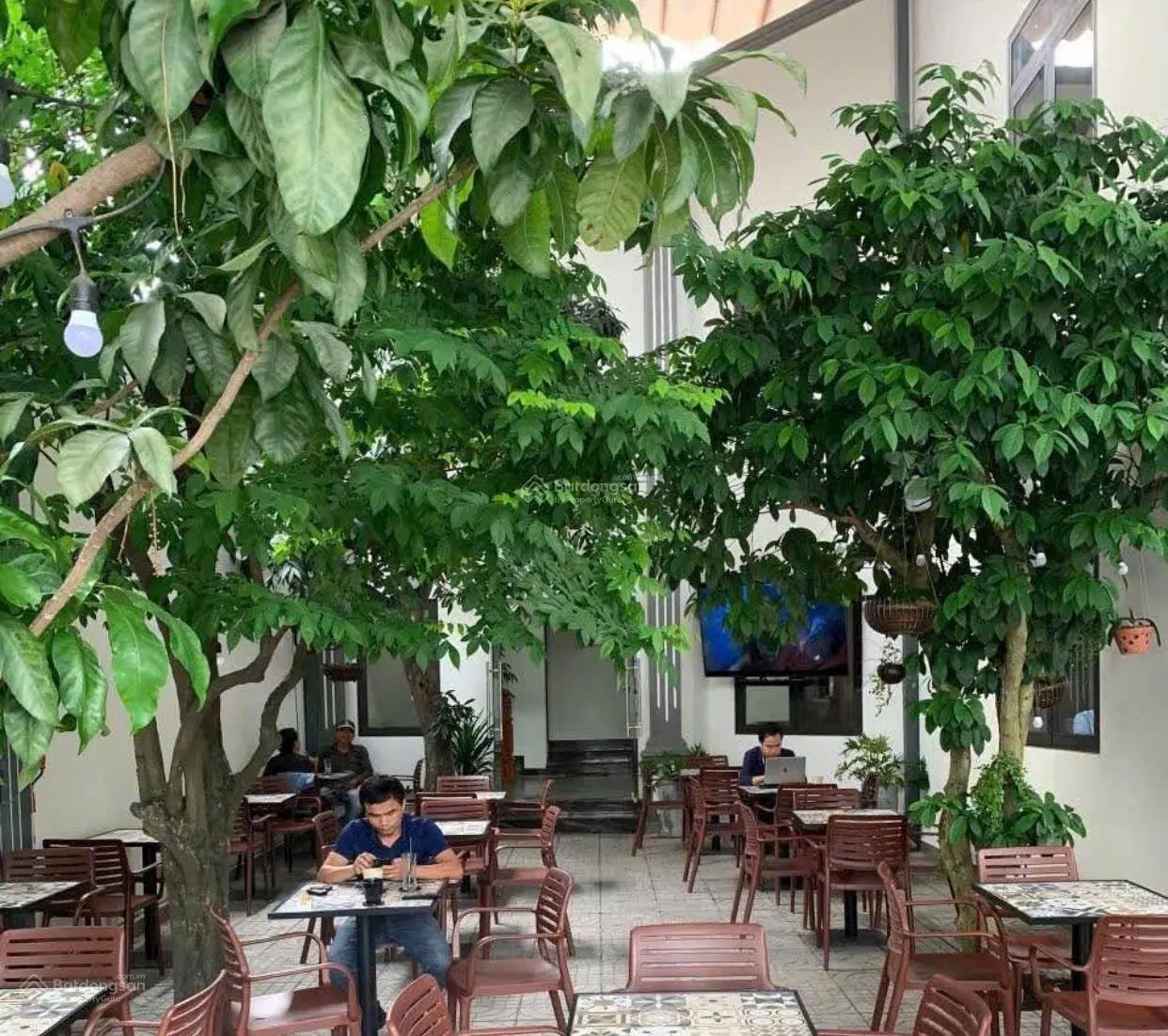 Mặt tiền Lã Xuân Oai. DT: (10x15)m=150m2, đoạn gần Lê Văn Việt. Sẵn nhà 2 tầng, đang cho thuê