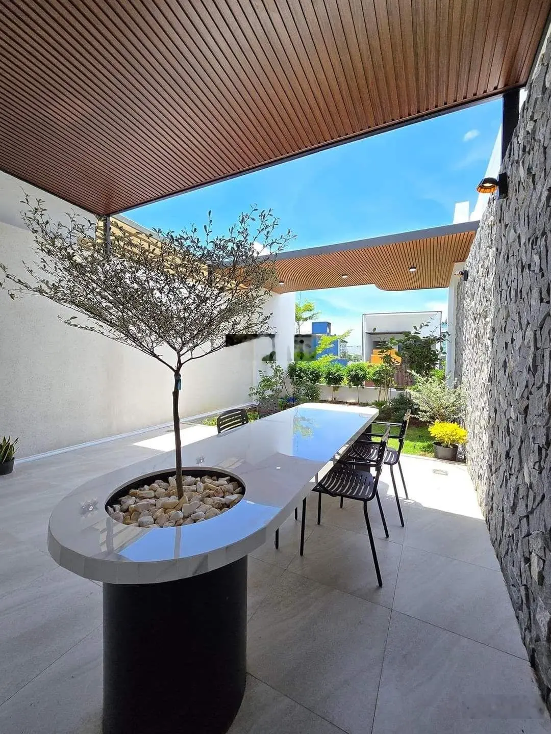 Siêu phẩm MT nhà đẹp BÀU NĂNG -full nội thất ôtô đỗ trong sân .