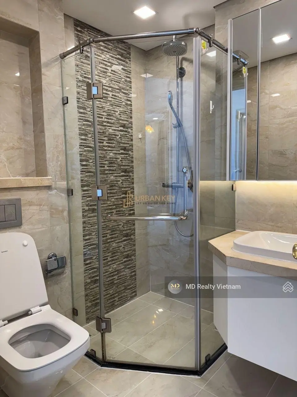 Cần bán căn hộ Vinhomes Golden River Ba Son giá tốt - 2 phòng ngủ 70m2