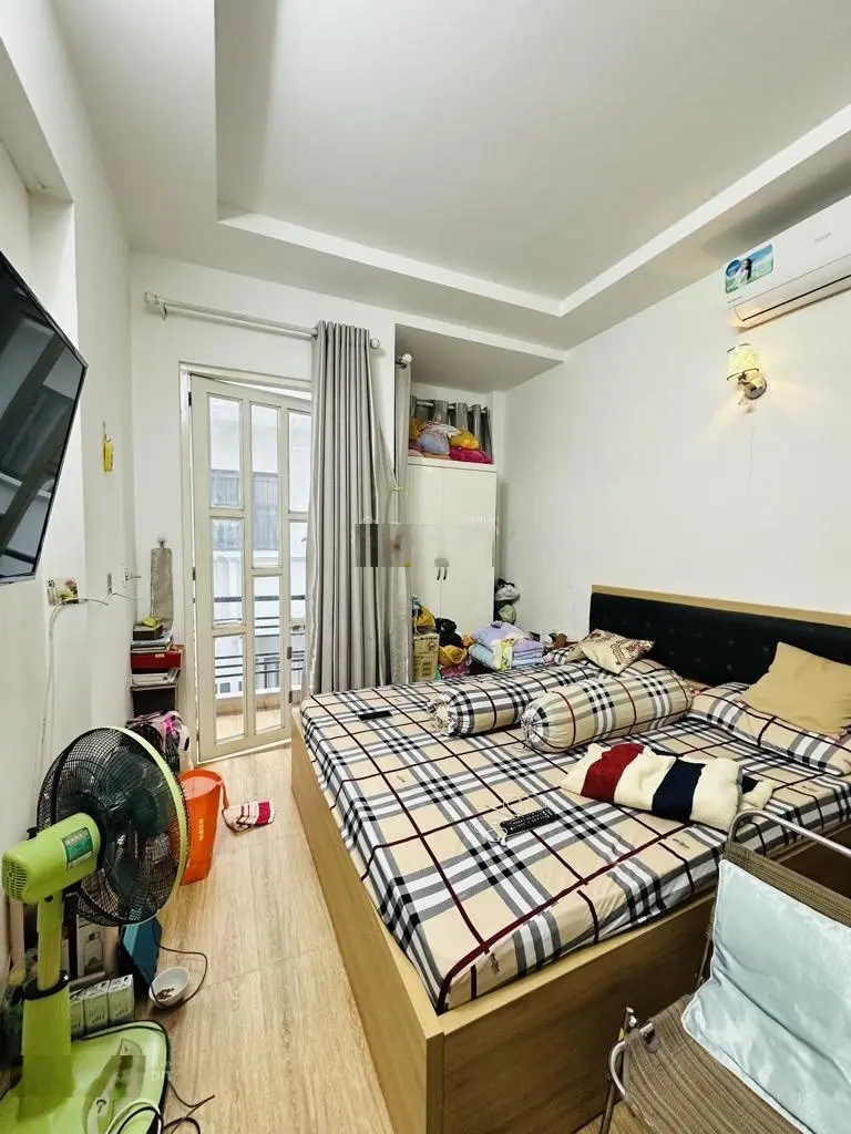 Bán nhà Đoàn Văn Bơ Quận 4 - 4 tầng - 33m2 - 3 tỷ nhỉnh - hẻm 4m thông - tiện kinh doanh