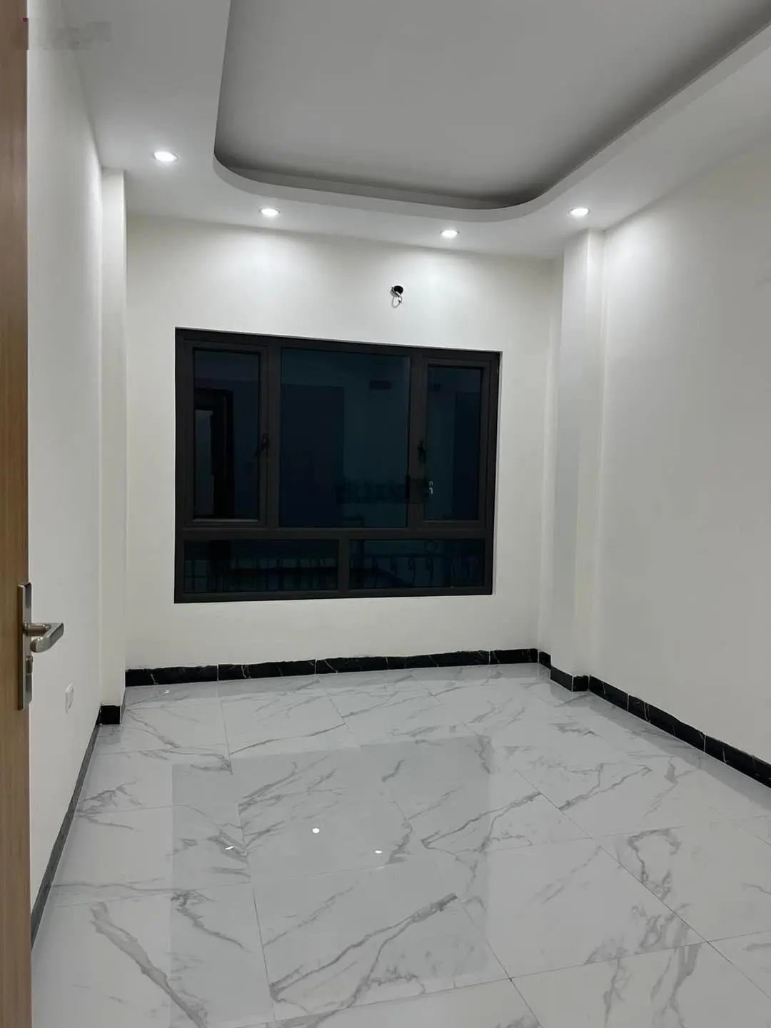 Nhà 4 tầng ngõ thông, ô tô chạy qua nhà, cách 20m ra hồ điều hòa thoáng mát - 40m2 - giá chỉ 2.4xtỉ