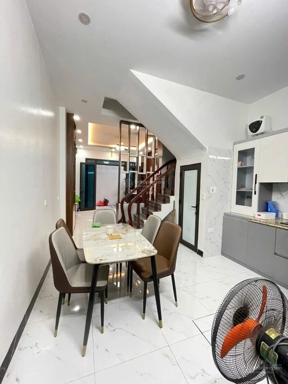 Phải nhanh mới kịp! Nhà sổ đỏ quận Hoàng Mai gần Bách Kinh Xây 43m2*4T*5PN*6,8tỷ full nội thất