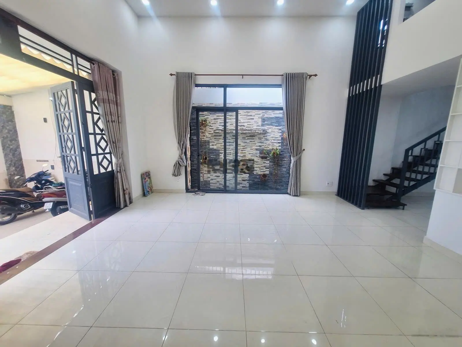 Bán nhà Tú Xương - Hiệp Phú - 122M2 - Nhà 2 Tầng - Ngang 6.5M - Sân Đậu Ô Tô Trong Nhà