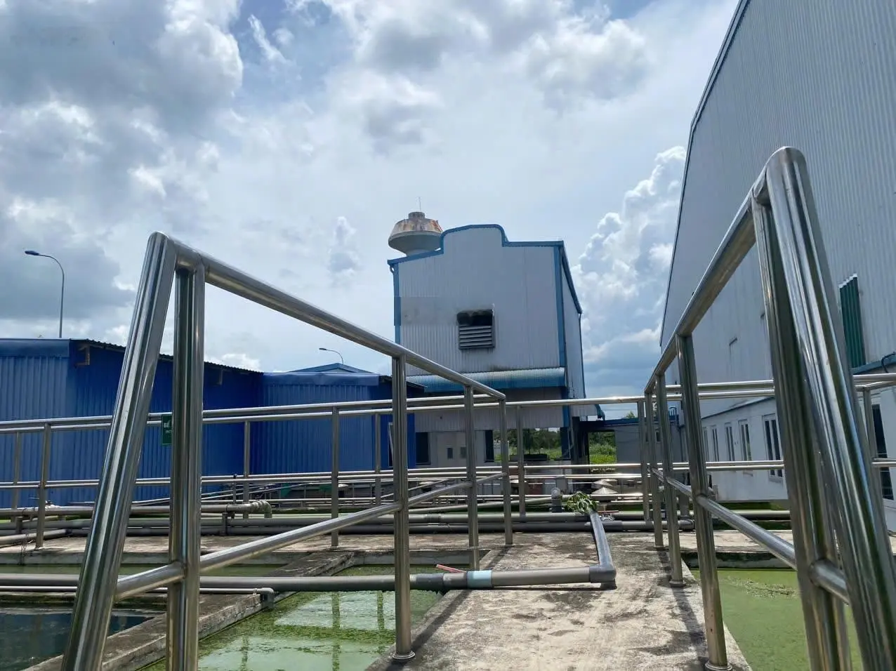 Bán xưởng diện tích 21.600m2, gồm 3 nhà xưởng và 1 văn phòng ở KCN Đức Hòa ,Long An.