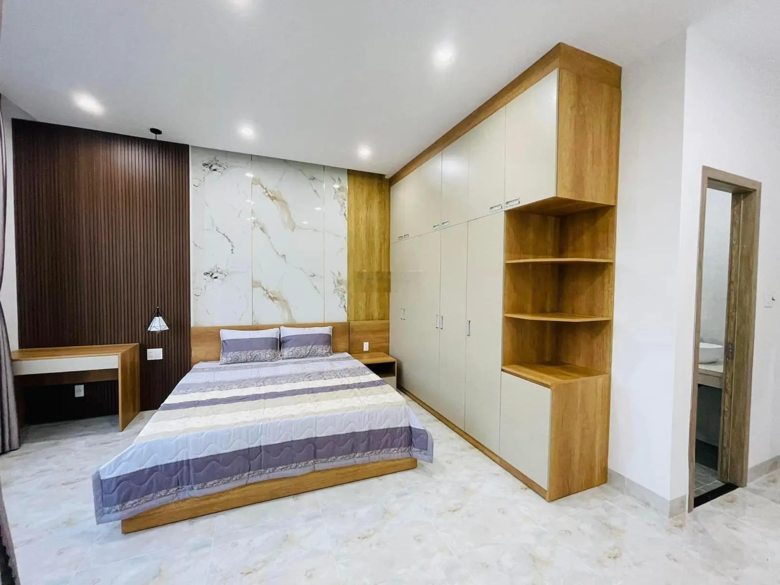 Cc bán tòa căn hộ 5 tầng gần đỗ thế chấp 2 mặt tiền. Diện tích 318 m2. 25 phòng. Giá 40 tỷ.