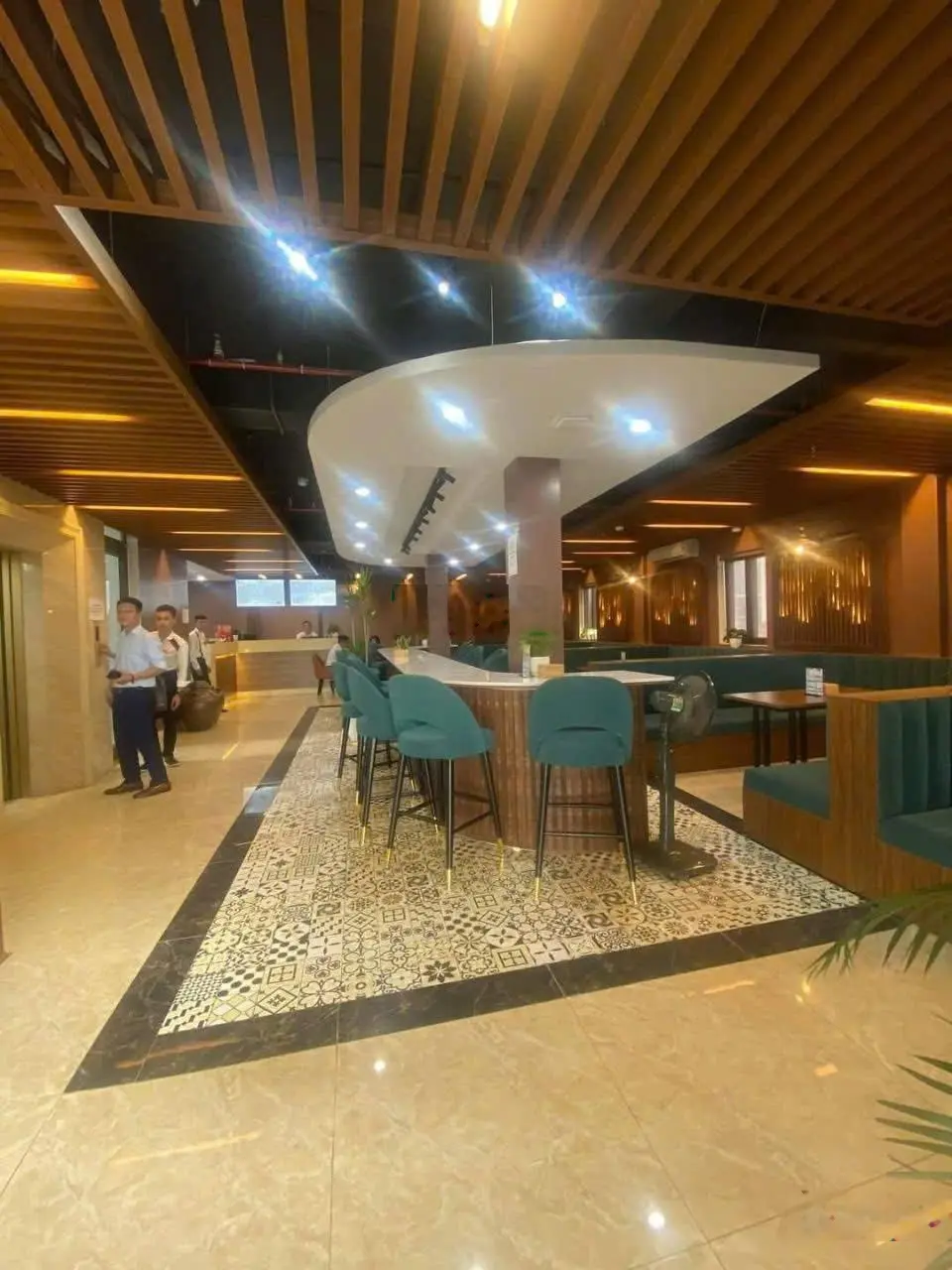 Mặt phố Hoàng Ngân, Cầu Giấy, 262m2, giá: 69.5 tỷ, mt: 8m, 2 tầng, vỉa hè, cho thuê 120 triệu/tháng