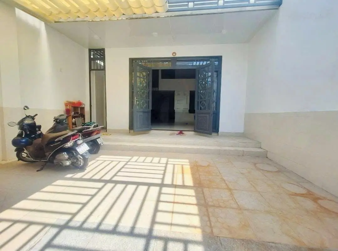 Bán nhà Tú Xương - Hiệp Phú - 122M2 - Nhà 2 Tầng - Ngang 6.5M - Sân Đậu Ô Tô Trong Nhà