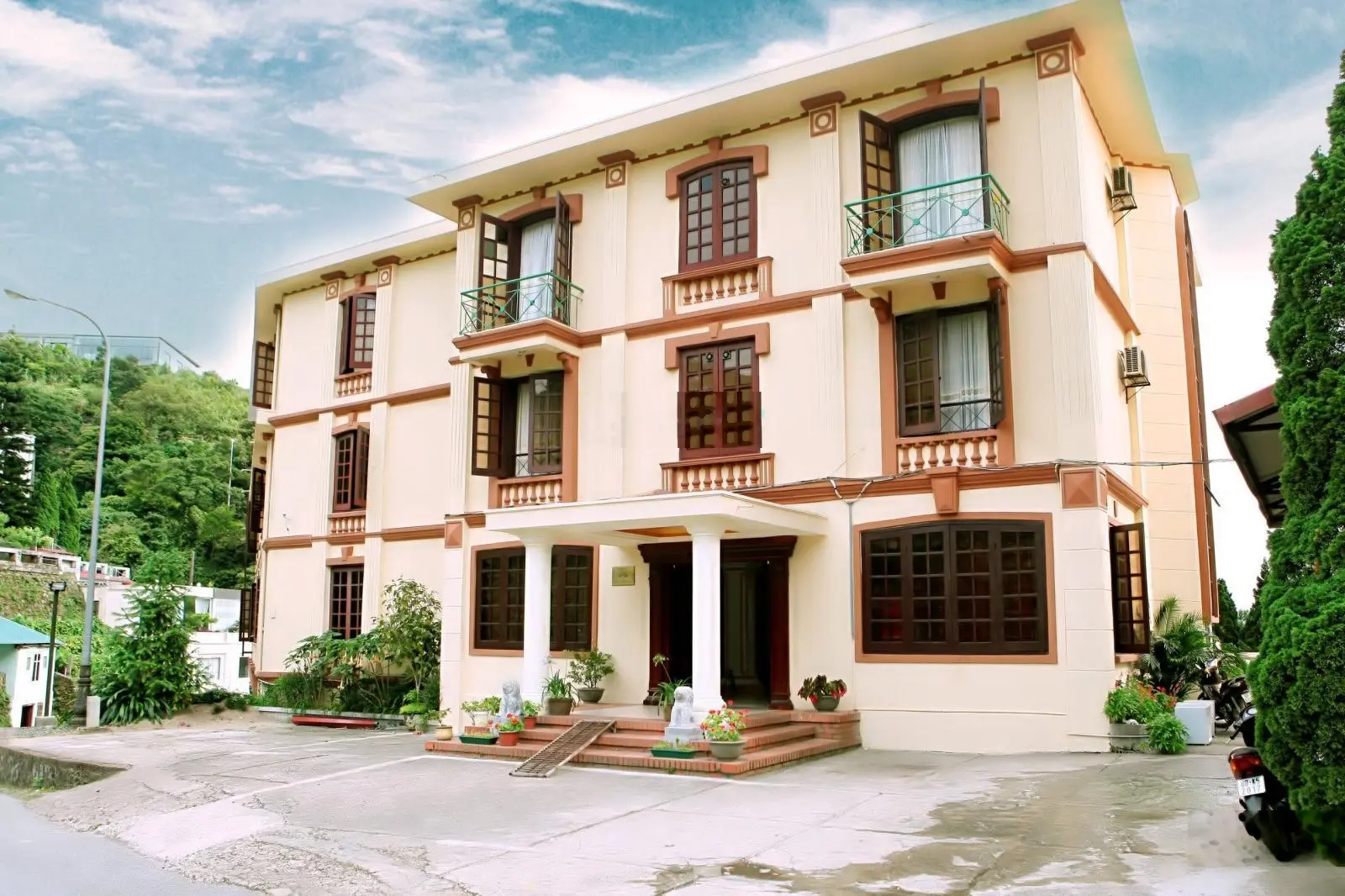 Bán khách sạn thị trấn Tam Đảo. Lô Góc 1250m2. giá 104tr/m2. LH 0867.313.919