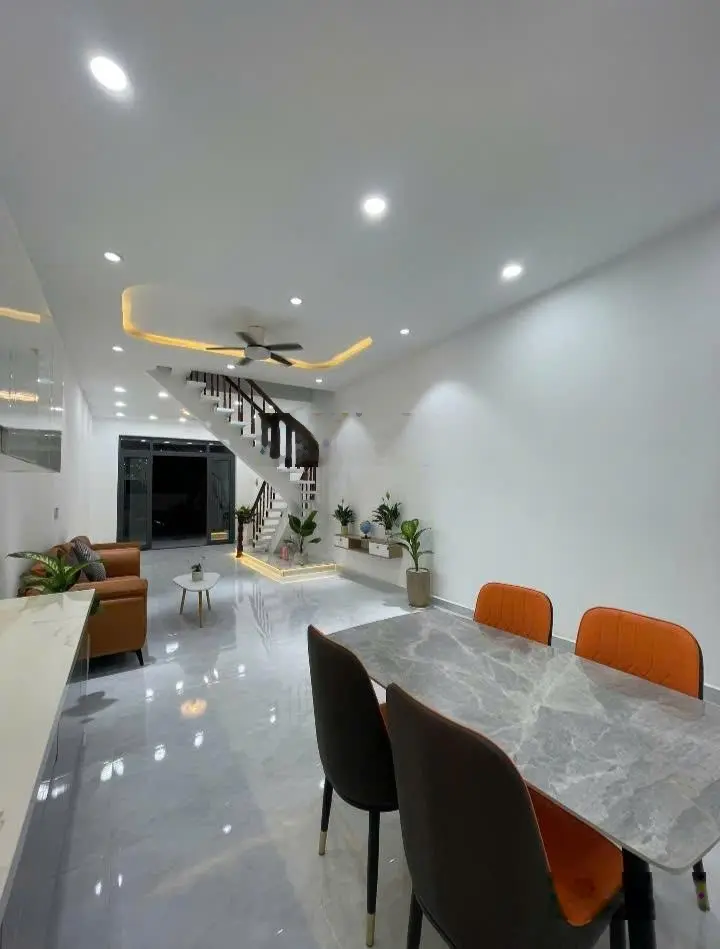 Bán nhà tại Hồ Bá Phấn, 5,7 tỷ, 90m2, 3PN + 2WC, hàng hiếm tại Phước Long A