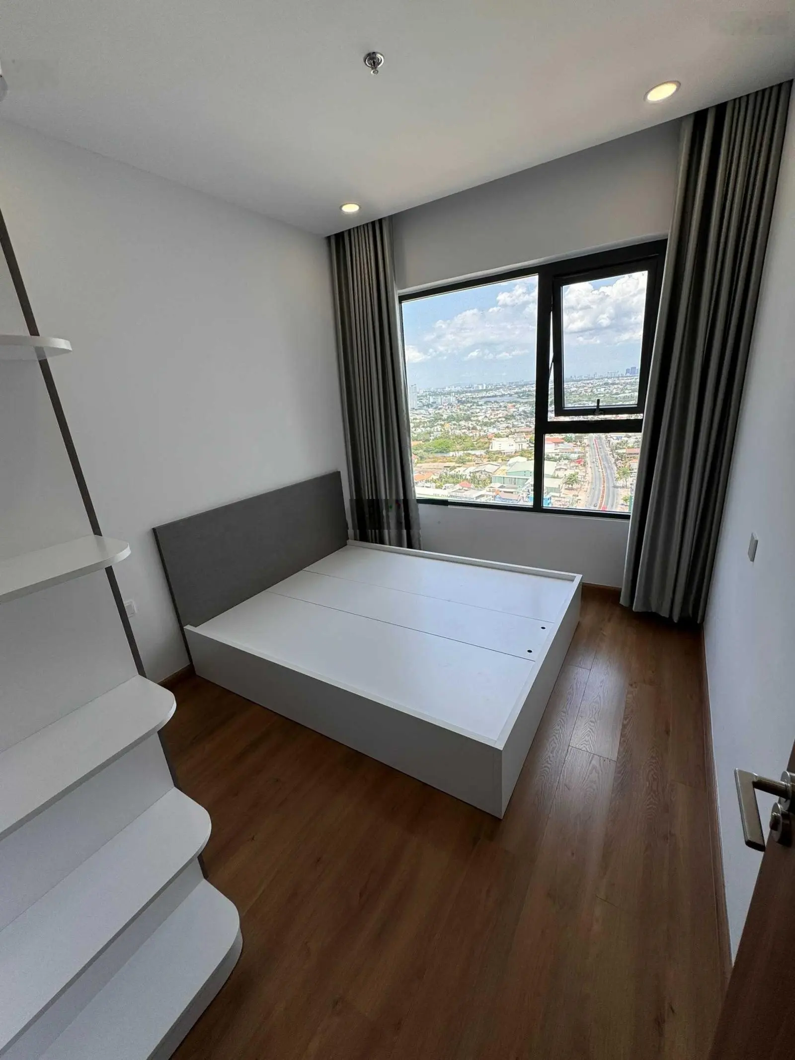 Khách của em Lượng kẹt bank cần bán lỗ căn 2PN view Landmark 2,23 tỷ tầng thấp ở Rivana 0907 600 ***