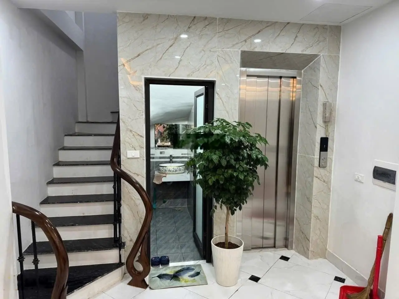 Chỉ 11,7 tỷ anh chị có ngay nhà Tây Hồ DT 38m2, ô tô đỗ cửa, thang máy, kinh doanh sầm uất