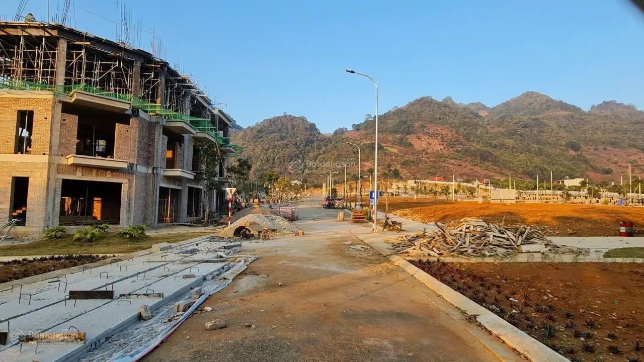 Bán shophouse biệt thự liền kề mặt đường Quốc Lộ 6 thị trấn Mộc Châu