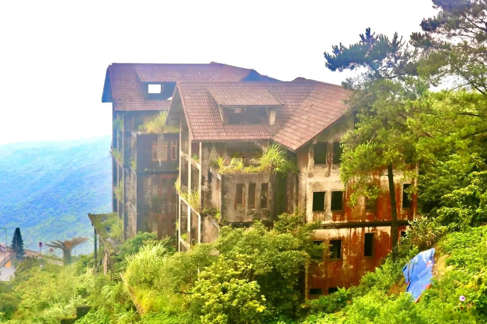 Gia đình tôi bán 7200m2 đất có suối trung tâm thị trấn Tam Đảo mặt đường 2B tặng 2 biệt thự 5 tầng