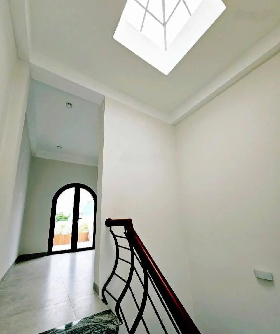 Nhà mới, 3 tầng, 3PN - 3WC, lộ giới 10m, cách biển Quy Nhơn 800m. Giá bán 3 tỷ
