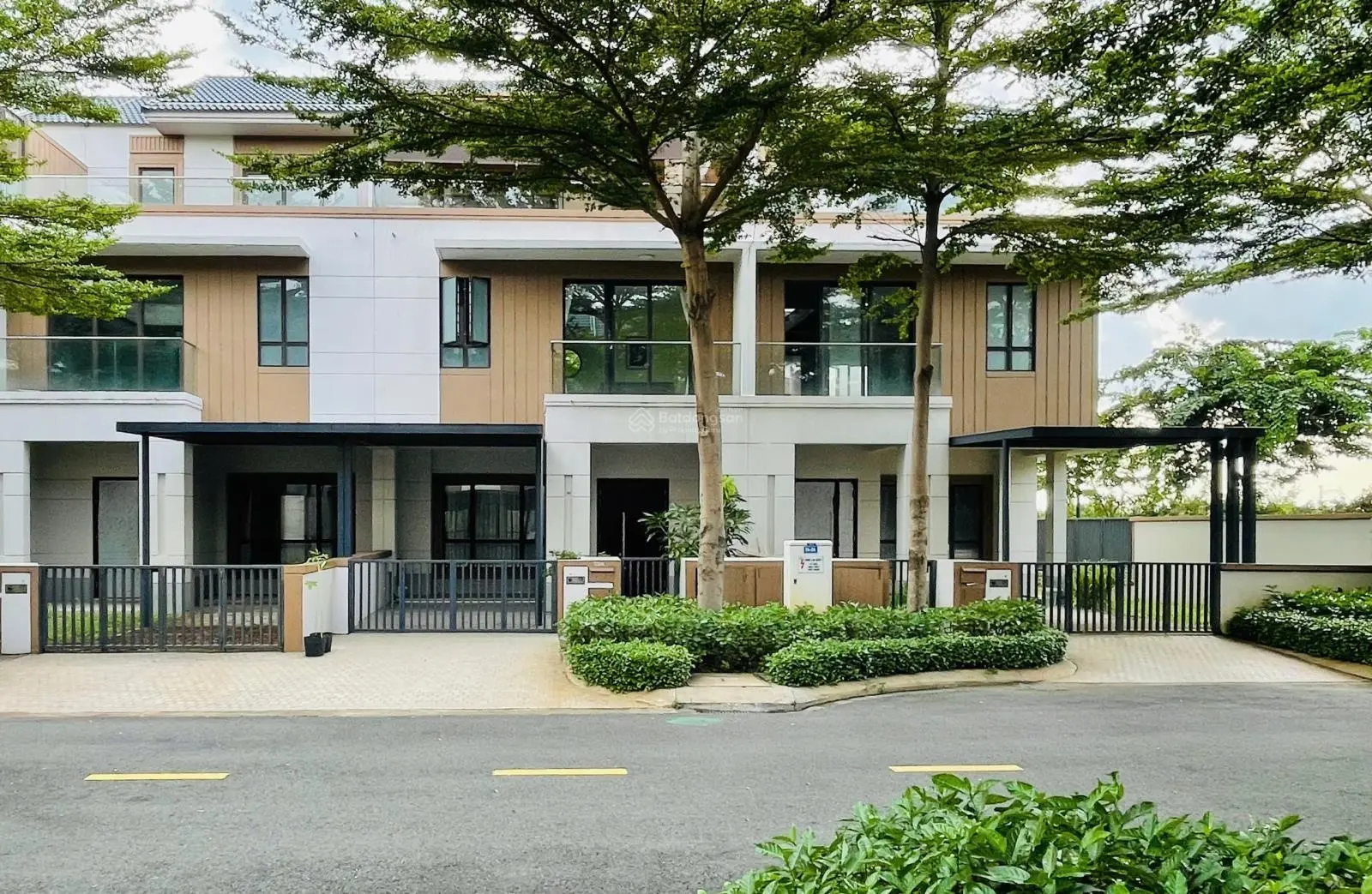 Bán Nhà phố góc Swanbay vị trí đẹp, sân vườn rộng như Biệt thự. Giá tốt đầu tư. LH: 0938 652 ***