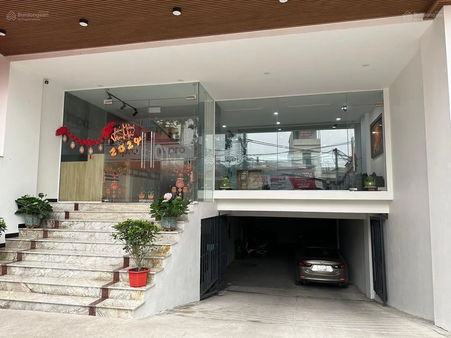 Toà nhà mặt phố Nguyễn Hoàng Tôn, Tây Hồ, DT 245m2 9T MT 8m KD 200tr/th, gần Xuân La - Võ Chí Công