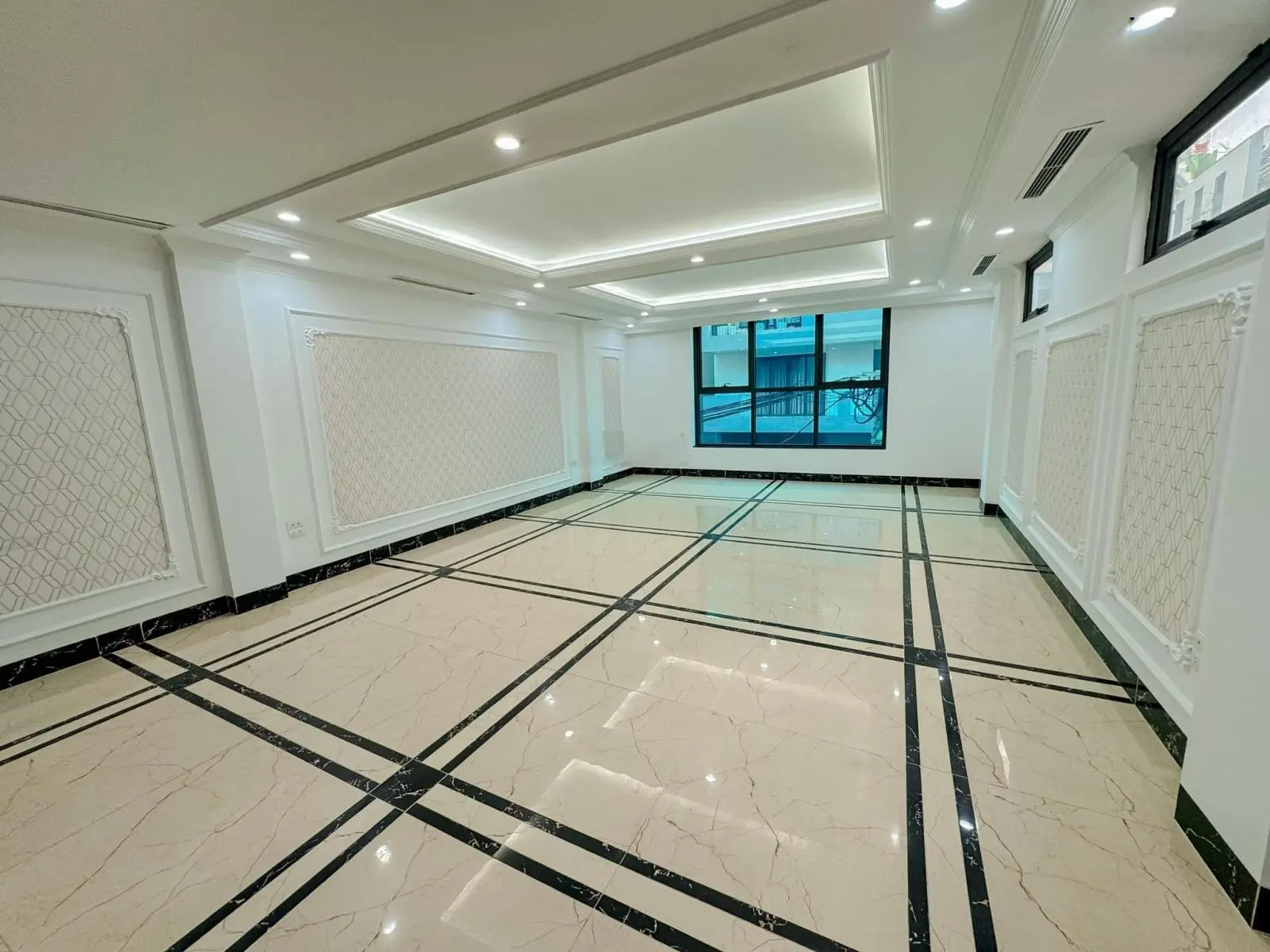 Bán gấp nhà đường Khuất Duy Tiến. Lô góc. Ô tô đỗ cửa. 60m2 - 5 tầng