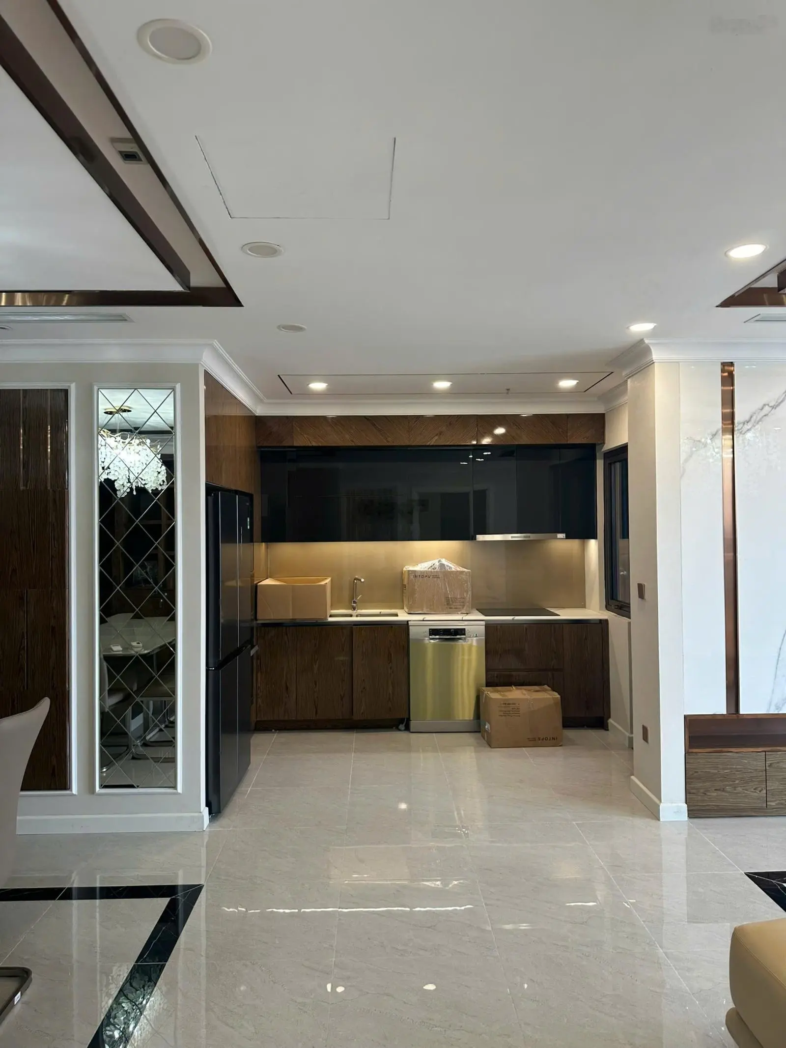 Địch cư nước ngoài nhượng lại căn 2PN 2VS ở Green Diamond 93 Láng Hạ
