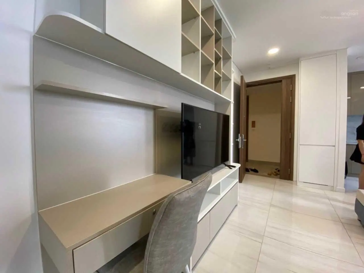 Cần bán gấp Oriental Plaza, Tân Phú, DT 82m2, 2PN, 2WC, giá 2.7 tỷ. LH 0899 874 *** Hữu Mão