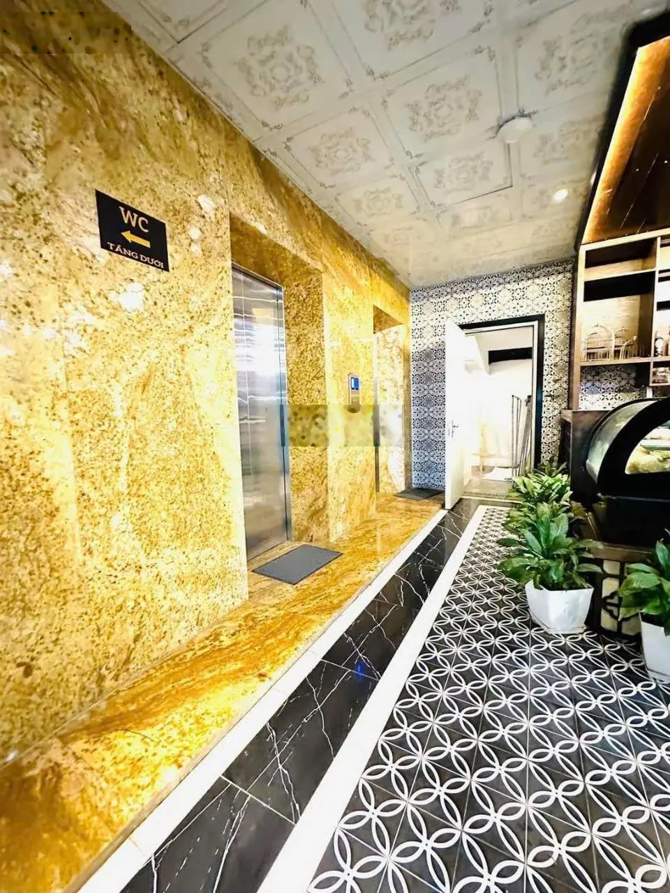 Cực hiếm, siêu vip, bán nhà mặt phố Hoàng Cầu, Đống Đa, mặt tiền quyền lực, 250m2,9 tầng, thang máy