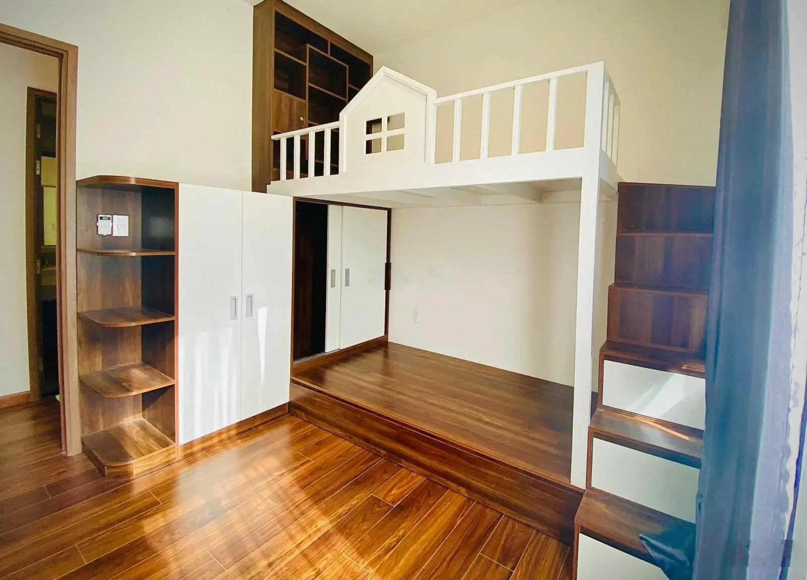 Bán 75m2 (góc) view hồ bơi - đẹp nhất Akari - sổ về Th07/2024 - NH cho vay 80% LHXN 0905 912 ***