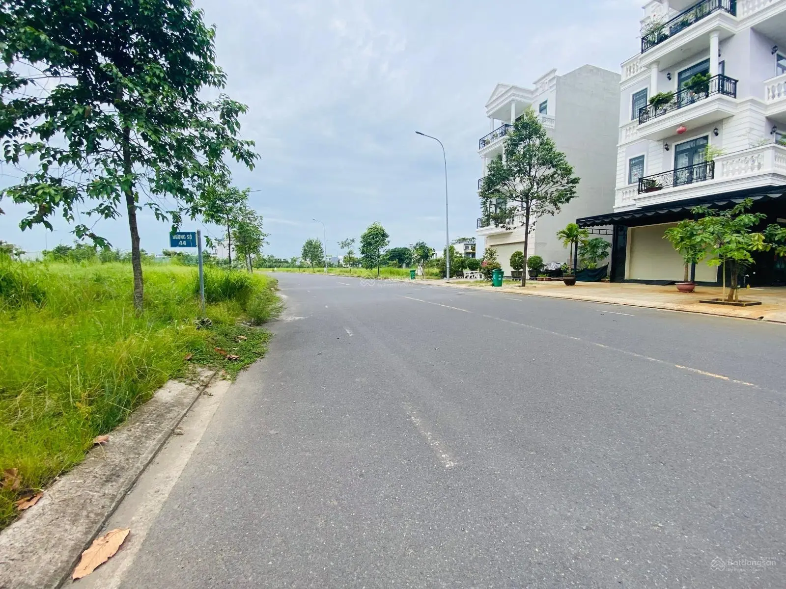 Lô đất 2 mặt tiền đừơng lớn 21m khu 4,5 Long Hưng City cần bán gấp 31tr/m2