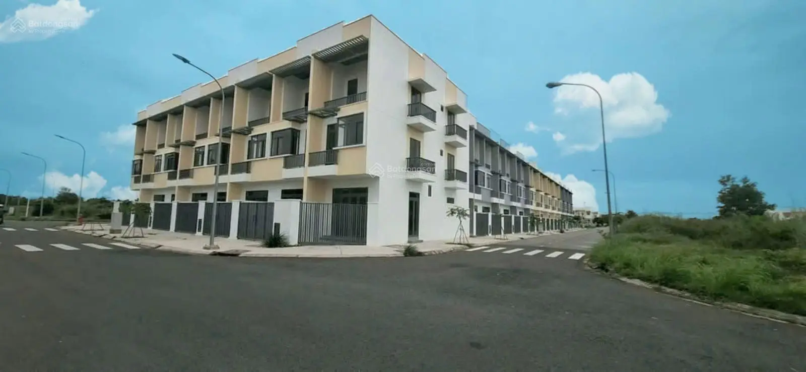 Nhà phố ngay KCN Phước Đông 64m2 giá 1.1 tỷ, sổ sẵn đường nhựa 12m sổ sẵn sang tên công chứng ngay
