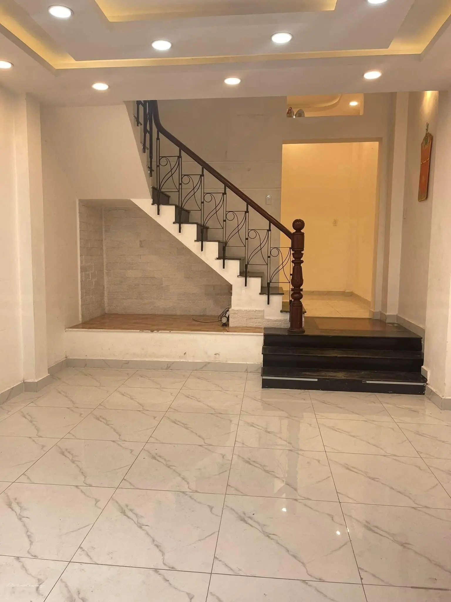 Nhà ngộp 3 Lầu cần bán gấp, MT Cách Mạng Tháng 8, Phường 13, Quận 10, sổ sẵn hoàn công