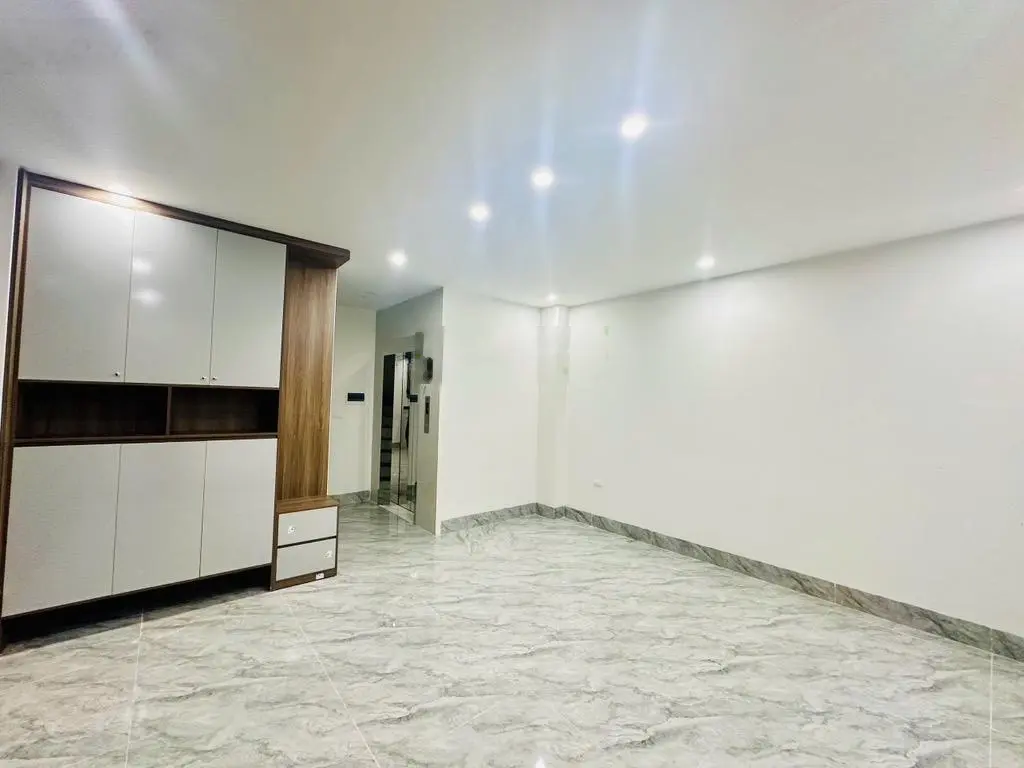 Tôn đức thắng_1 bước ra mặt phố_dân xây chắc chắn_thang máy_ở và kinh doanh dt:50m_mt:6,9_13,4 tỷ