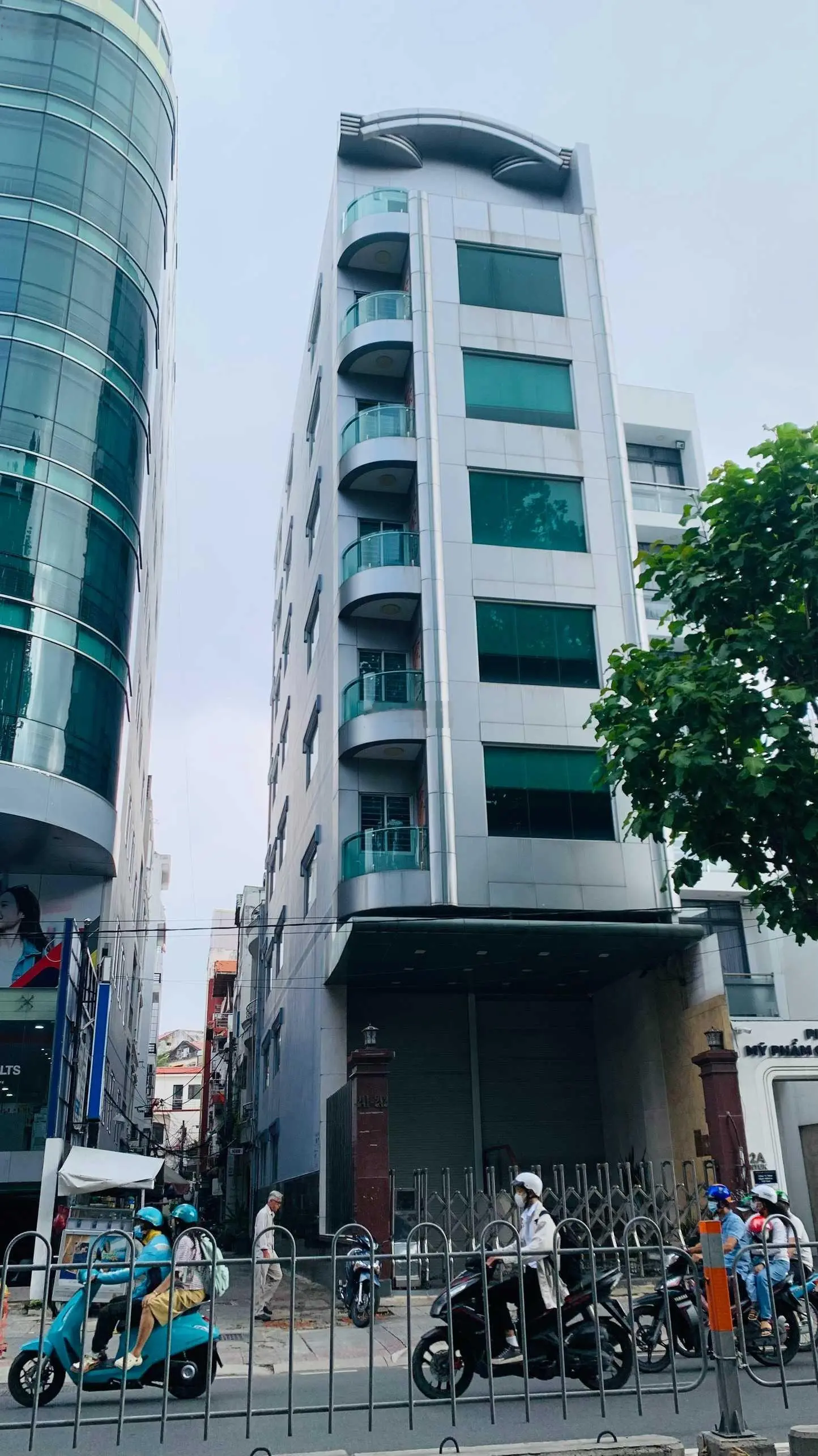 Tòa nhà khan hiếm căn góc đường Nguyễn Thị Minh Khai Q1. DT: 6.88x20m hầm lửng 7 tầng