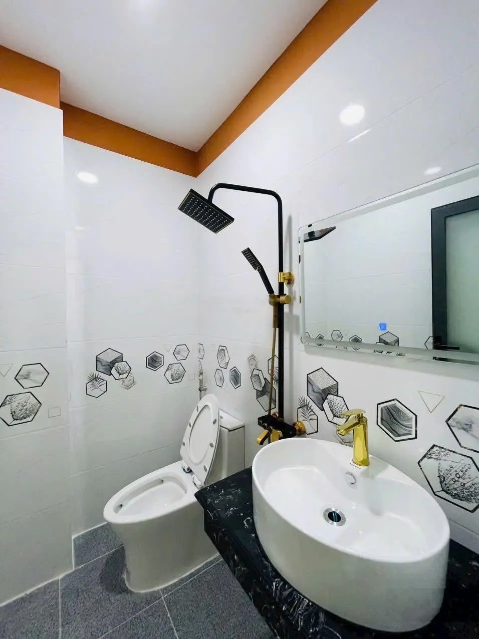 Bán nhà 3 tầng 4PN 4WC, 68m2 chỉ 2tỷ350 Nguyễn Tri Phương, P5, Q10. Gần ĐH Y Dược TPHCM. Sẵn sổ.