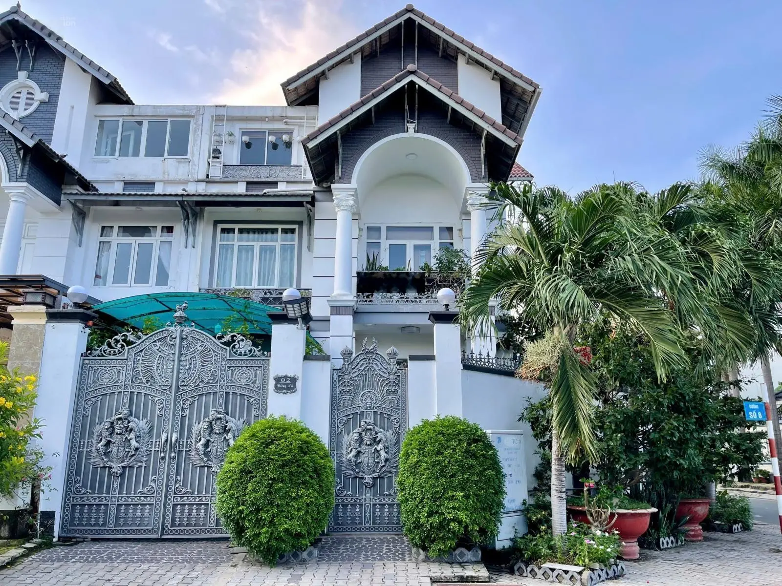 Biệt thự góc 2 mặt tiền view thoáng mát ngay cạnh công viên lớn DT 230m2 giá bán nhanh chỉ 38 tỷ