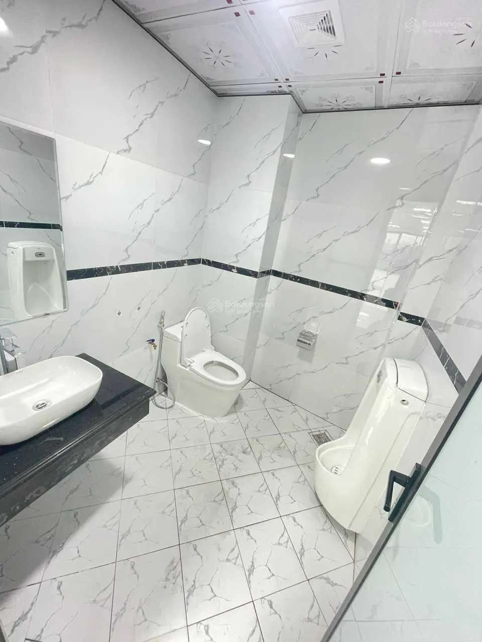 Chính chủ cần bán toà nhà 9 tầng tại Hoàng Quốc Việt, diện tích 126m2, lô góc. Giá 51 tỷ