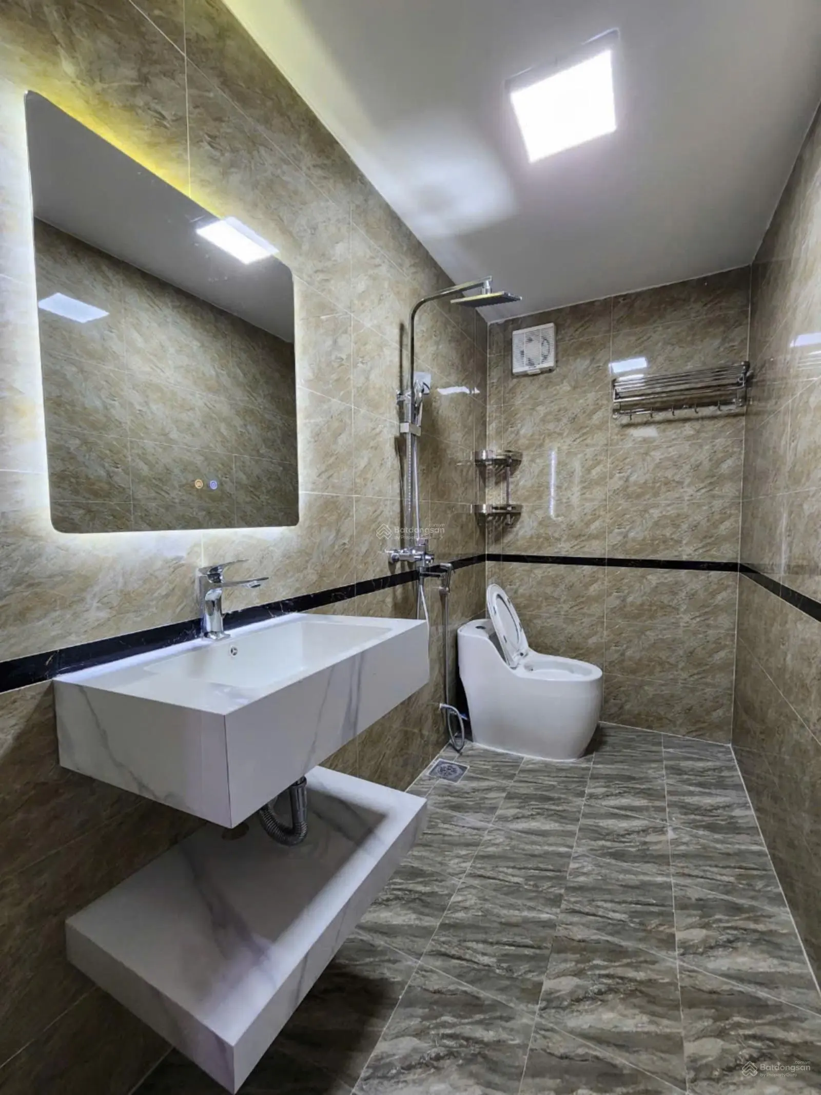 Cần bán ngôi nhà ô tô tránh ngõ 205 Xuân đỉnh. SĐ 70m2x5T, 2 MT. Chủ xây ở chắc chắn, 4PN master