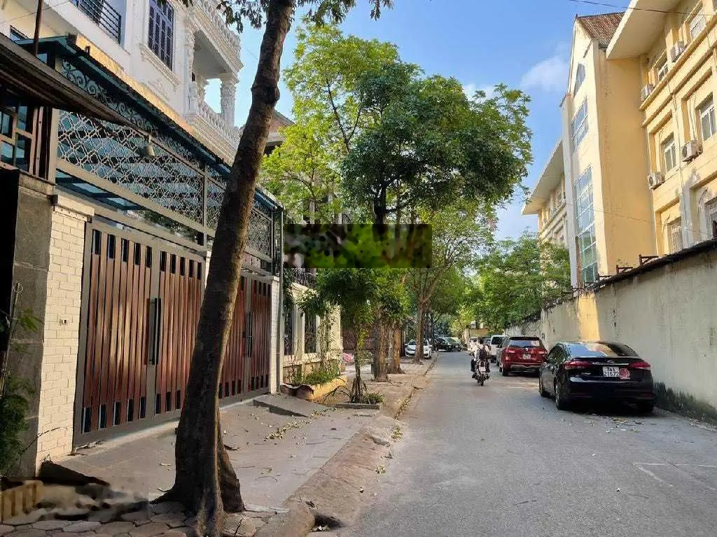 Bán biệt thự sân vườn Cầu Giấy, 106m2, 4 tầng thang máy, gara ô tô, vỉa hè rộng, 23.8 tỷ