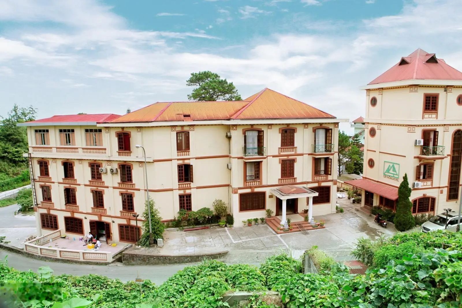 Bán khách sạn lô góc 3 mặt tiền, 1250m2, trung tâm TT Tam Đảo, giá 106tr/m2, LH 0867.313.919